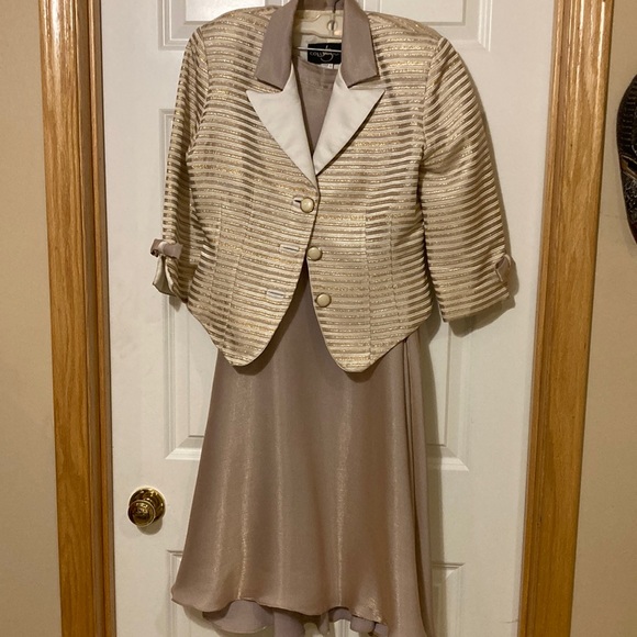 JS Collections formal suit - size 8 - Picture 1 of 11
